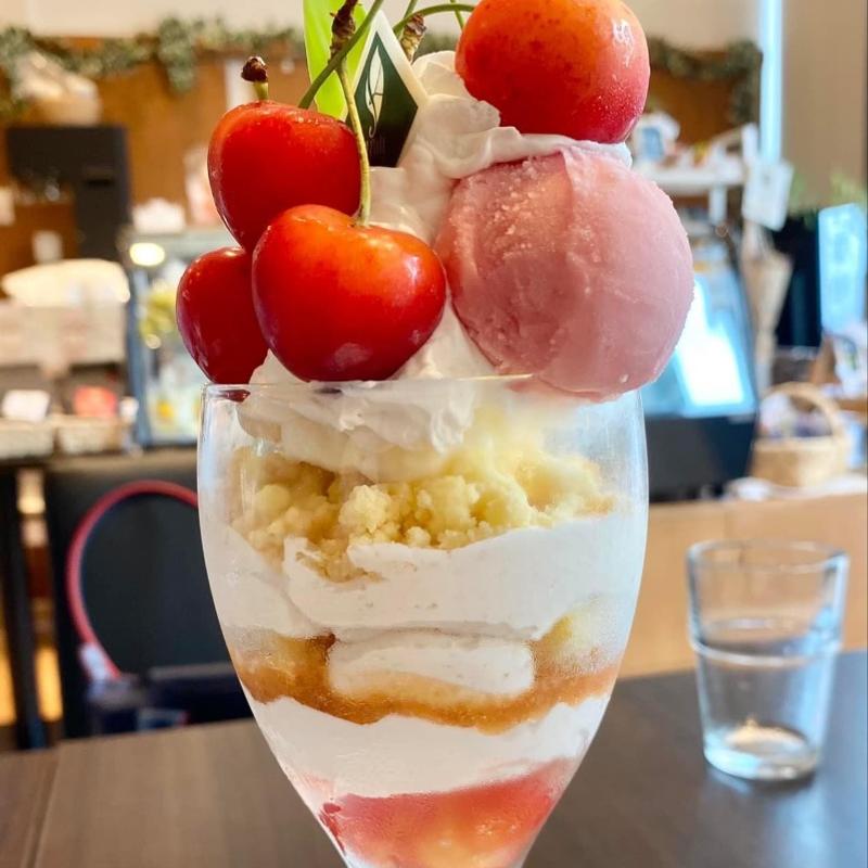 さくらんぼパフェ(観音山フルーツパーラー銀座店)