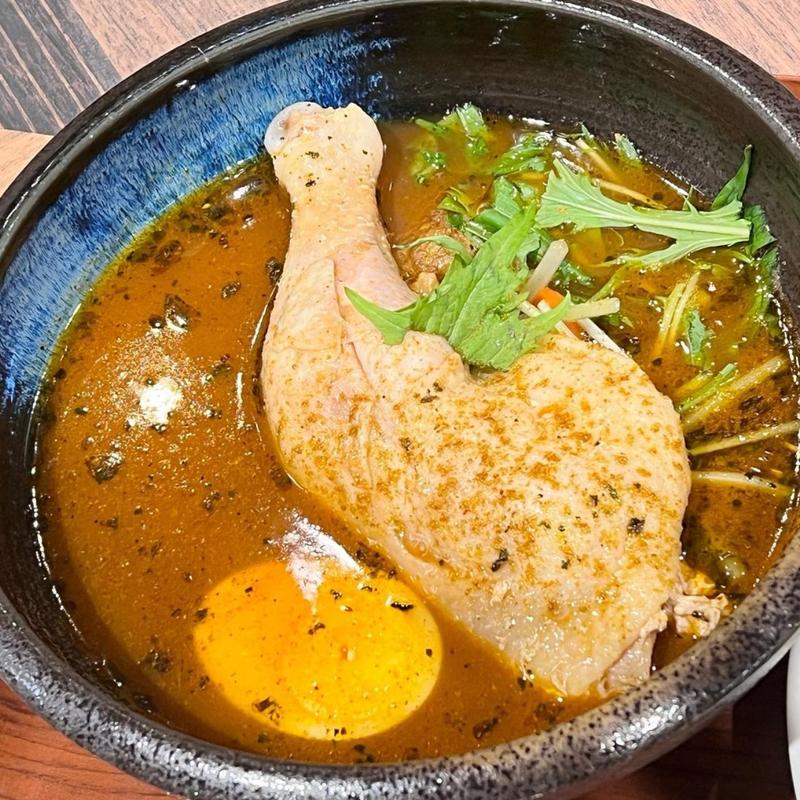 骨付きチキンのスープカレー(カレー食堂　心　西新宿店)