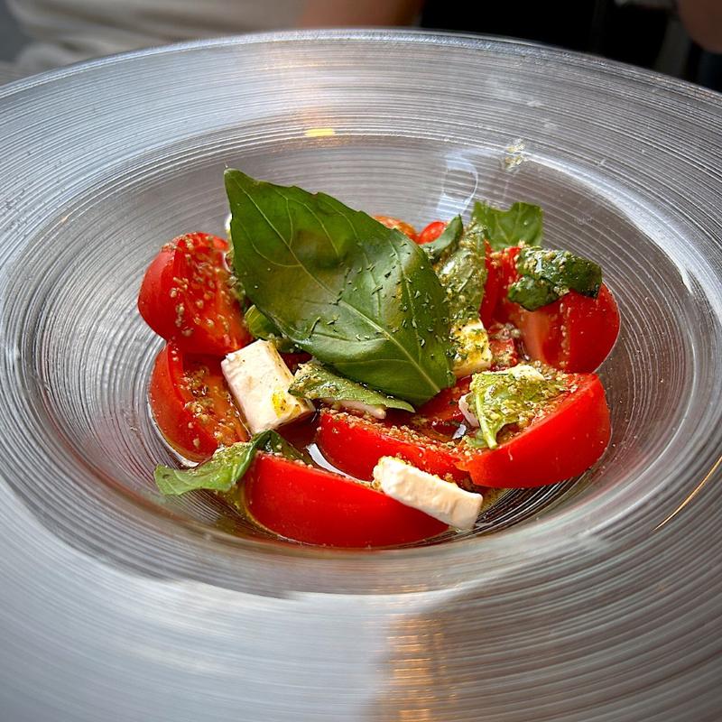 マスカルポーネとクリームチーズのカプレーゼ(チーズバル ミツバチ)