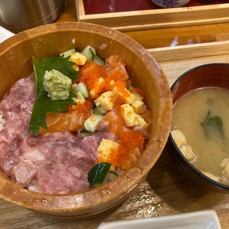海鮮切り落とし丼(いけす道場魚家 深川一号店 （イケスドウジョウサカナヤ）)