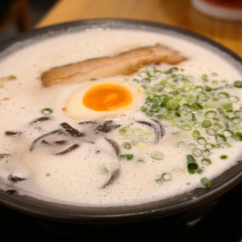 こってり豚骨ラーメン(めんくいや 薬院本店)