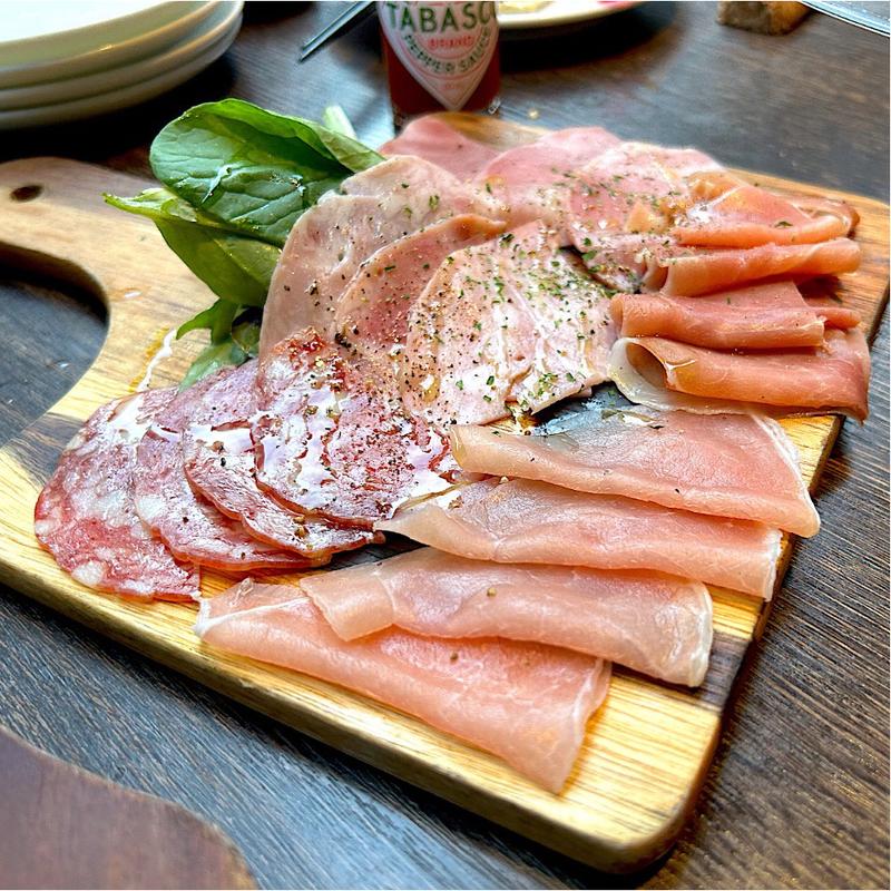 生ハムの盛り合わせ(チーズバル ミツバチ)