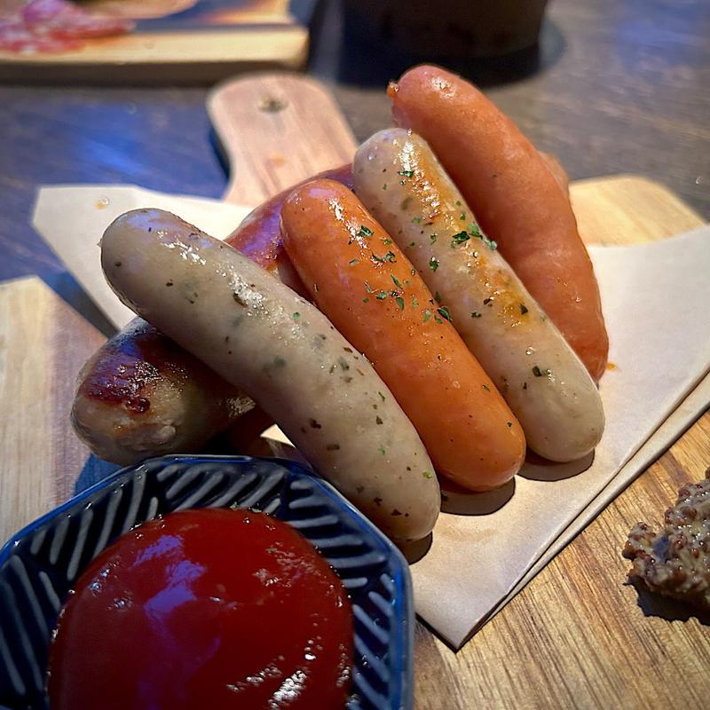 ソーセージの盛り合わせ(チーズバル ミツバチ)