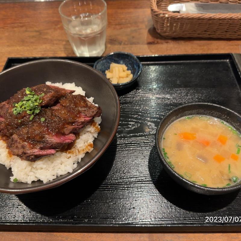牛ハラミ丼200g(肉と牡蠣 市場)