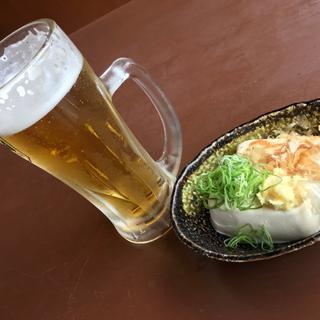生ビールとひややっこ(極楽湯 豊橋店)