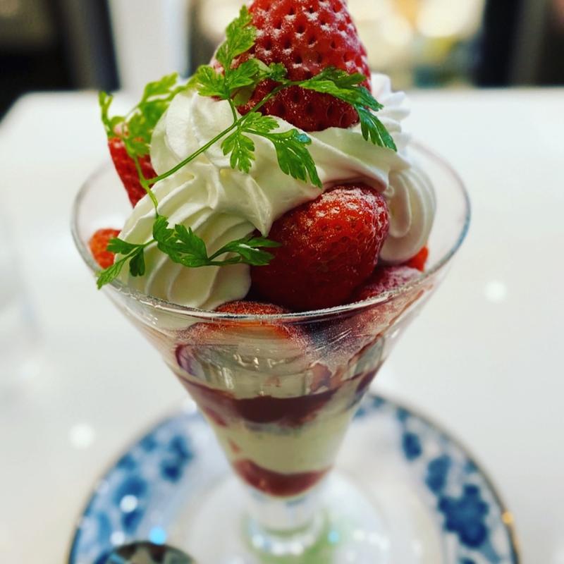 苺パフェ(銀座千疋屋 銀座本店 フルーツパーラー)