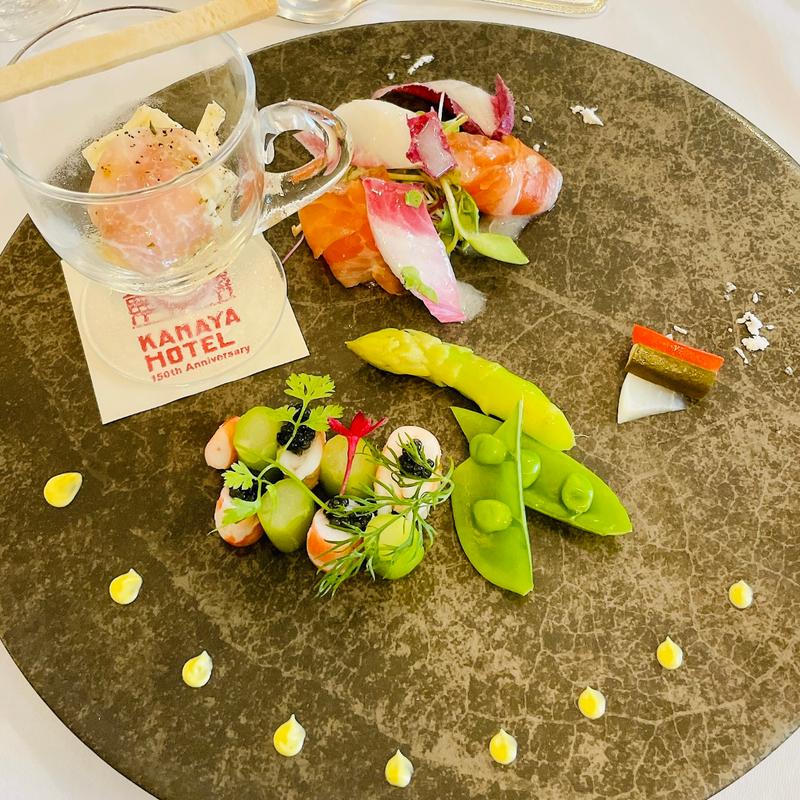 150周年記念ランチ　日光プレミアムヤシオマスの燻製と神の海老キャビア添え(日光金谷ホテル メインダイニングルーム)