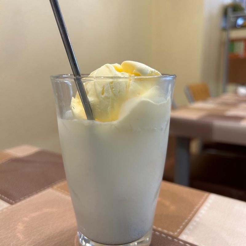 カルピスソーダフロート(ピッツェリア グランデバッボ)