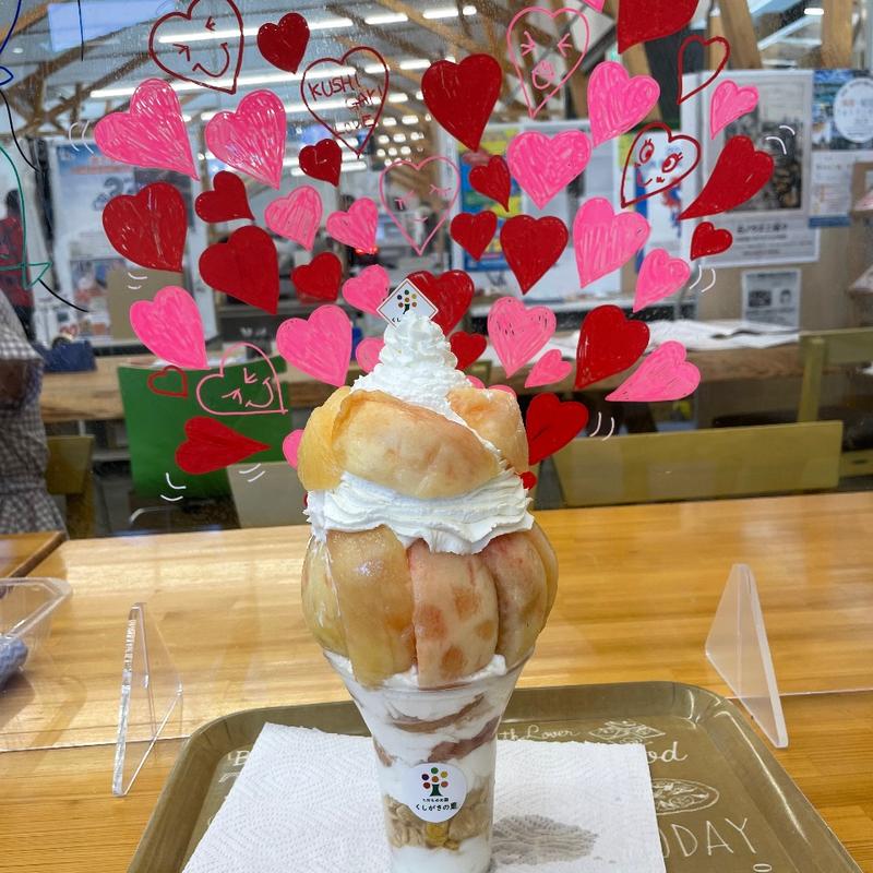 くだもの農家特大桃パフェ(道の駅くしがきの里)