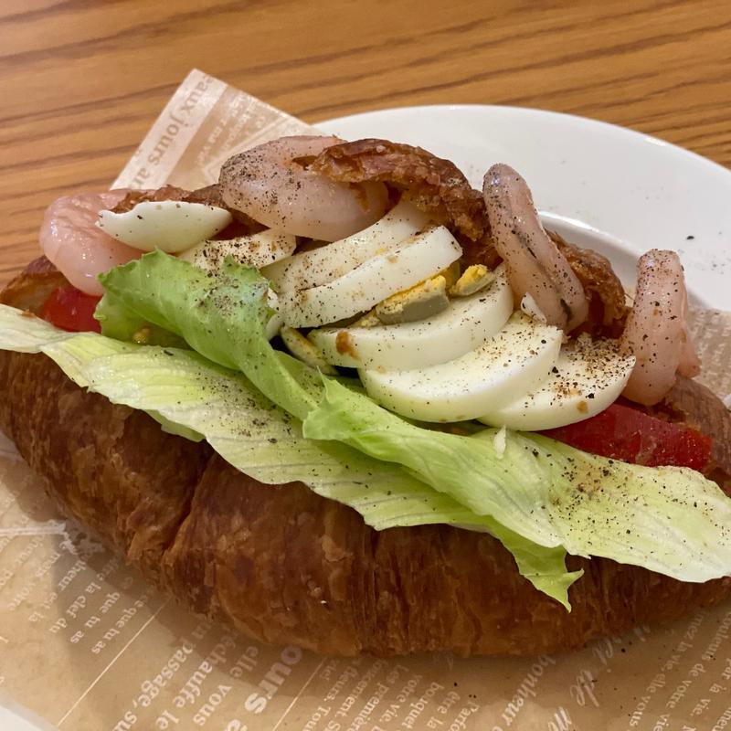 海老と卵のタルタルクロワッサンサンド(ドリンクセット価格)(BEVALLEY COFFEE)