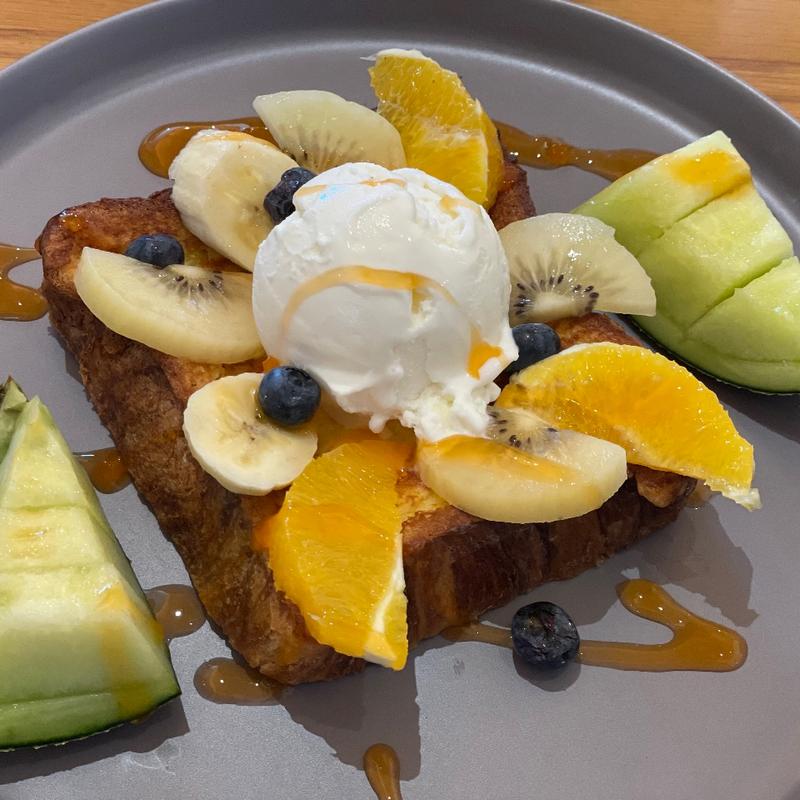 彩りフルーツのサマーフレンチトースト〜ココナッツアイス添え〜(BEVALLEY COFFEE)