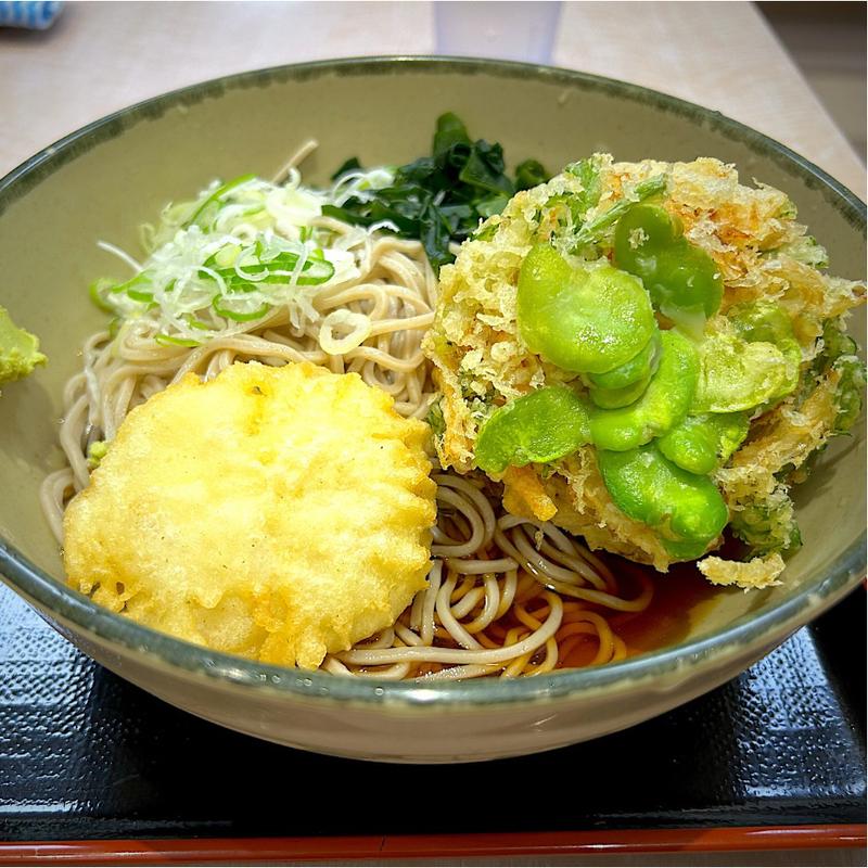 空豆のミニかき揚げ天と鱧天そば(名代 箱根そば 狛江店)
