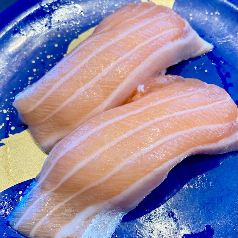 生サーモン(回転寿し仁 あべのハルカスダイニング店)