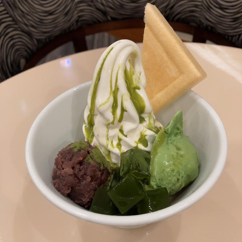 濃いお抹茶ソースの宇治抹茶パフェ(サンマルクカフェ 仙台クリスロード店 )