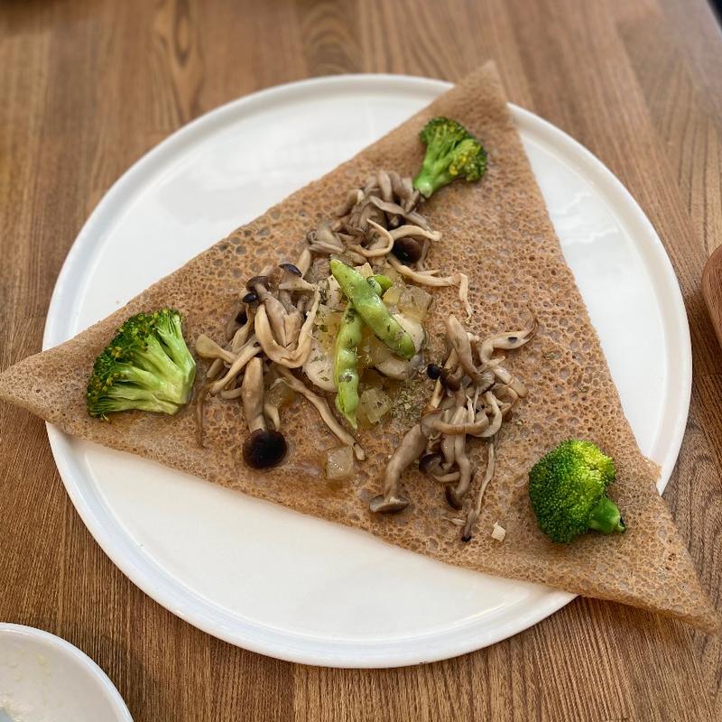 ホタテのハーブバターソテーと自家製リンゴジャムのガレット(蕎麦と林檎と)