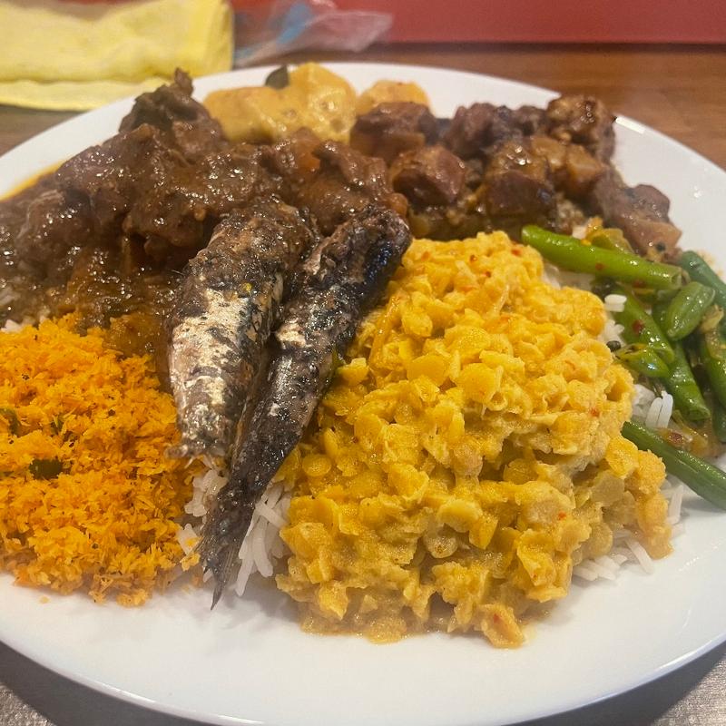 あいがけ(チキンカレー+豚なんこつカレー)アンブルティヤルトッピング(アパチのセイロンカレー)