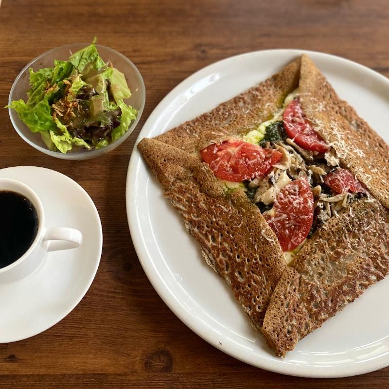 フレッシュトマトとキノコのジェノベーゼガレット ミニサラダset(カフェ・ドゥ・リエーヴル うさぎ館)