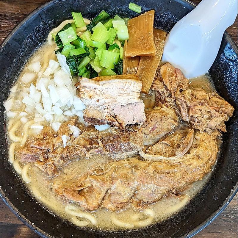 島ラーメン 大盛(沖縄島系らーめん 製麺食堂よな島)