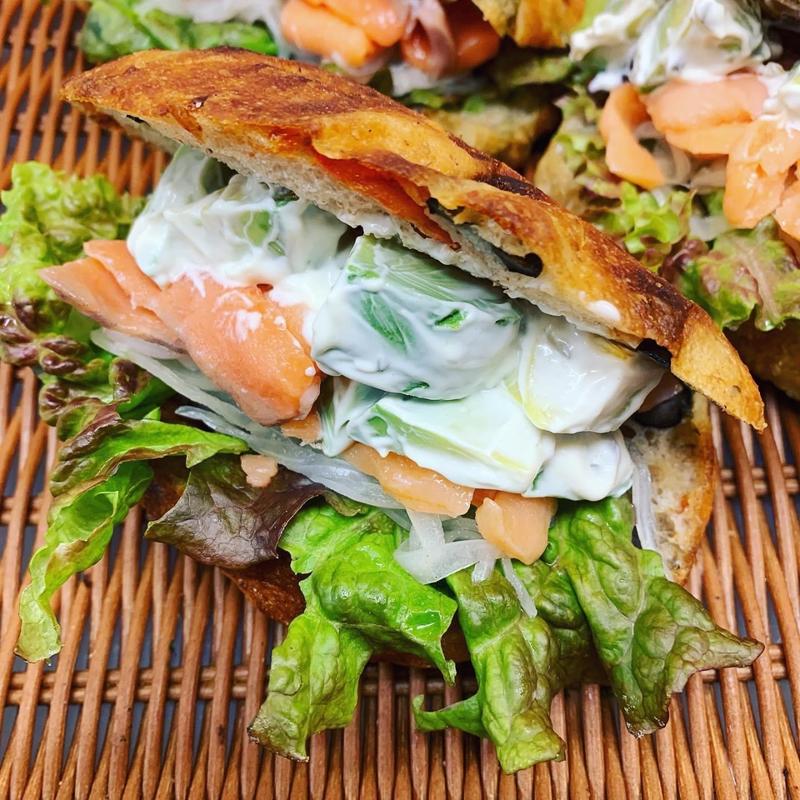 サーモンとアボガドのサンド(ブーランジェリーマシェリ)