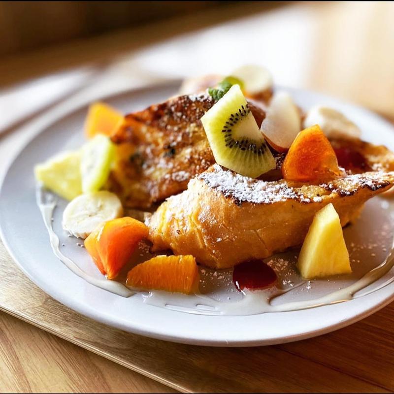 季節のフルーツとはちみつのフレンチトースト(アキウ舎)