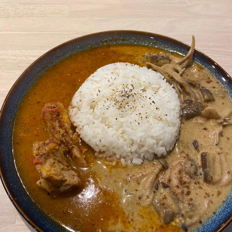 ビーガンきのこカレーとスパイスチキンカレー(るるるる まちの食交場)