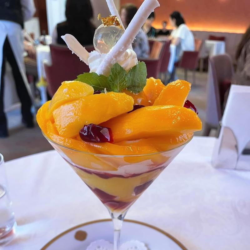 完熟マンゴーのプレミアムパフェ(資生堂パーラー サロン・ド・カフェ 銀座本店)