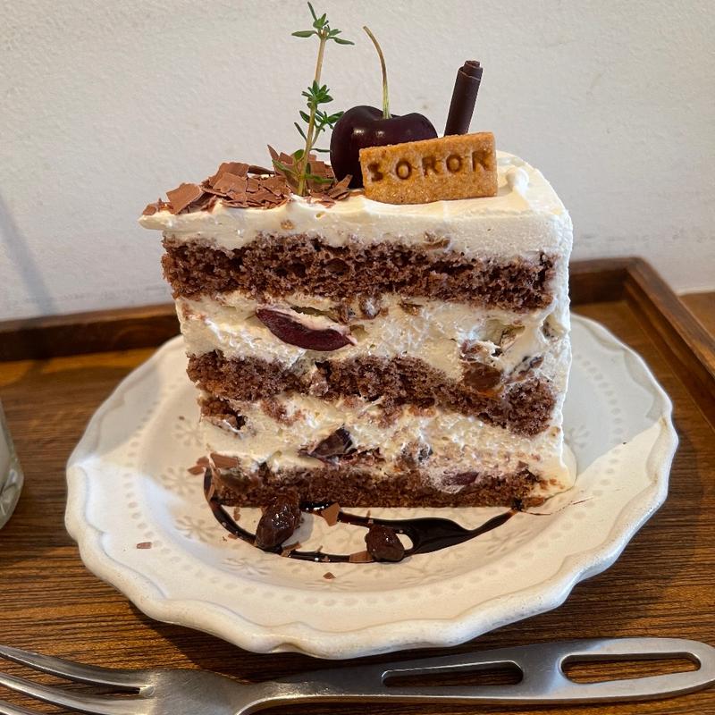 アメリカンチェリーとラムレーズンのショコラショート(cafe SOROR)