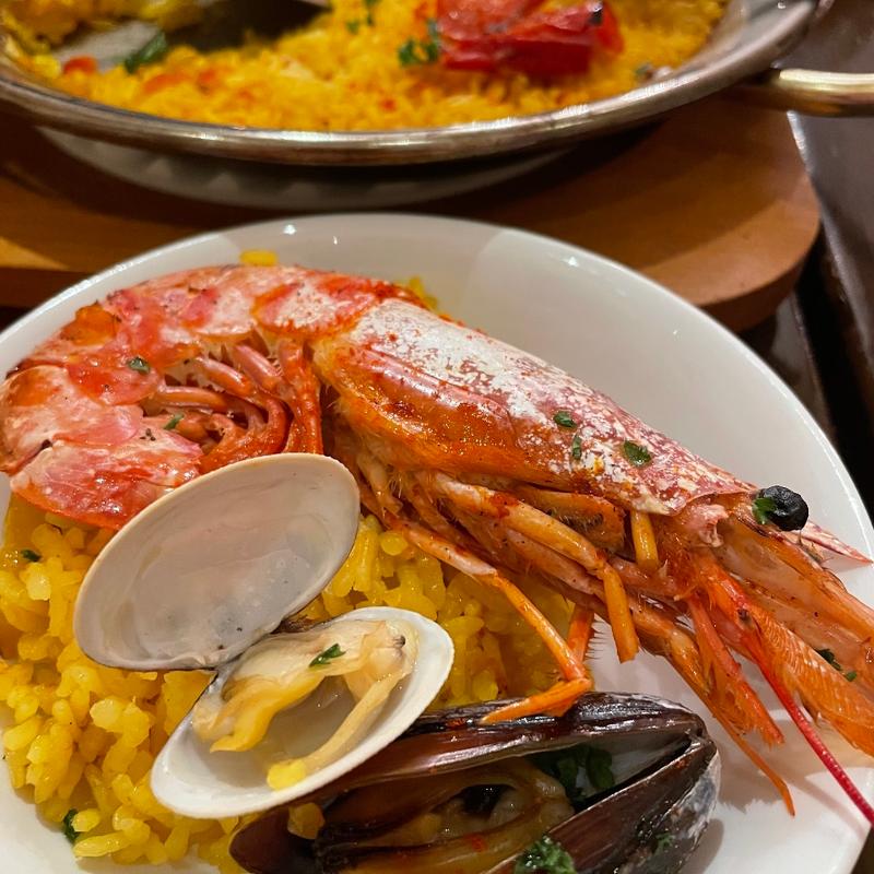 大赤海老のパエリア(ロボス 日比谷店)