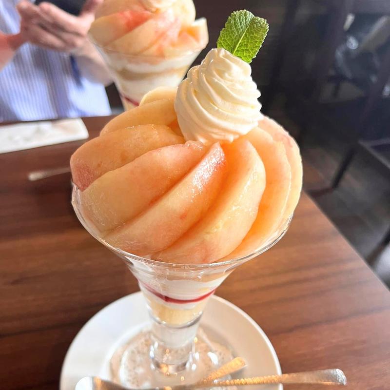 桃パフェ(フルーツ大福 七福堂 姫路みゆき通り店)