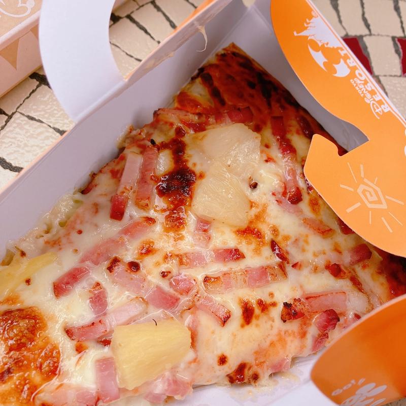 ベーコンとパイナップルのピザ(キャプテンフックス・ギャレー)