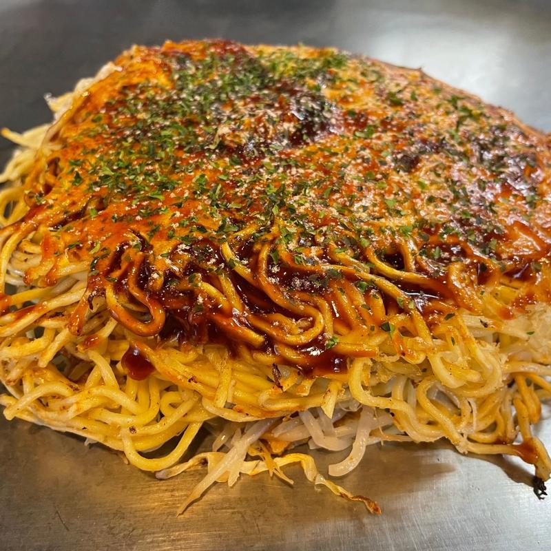 そば肉玉イカ天入り(鉄板焼き·お好み焼き りんご)