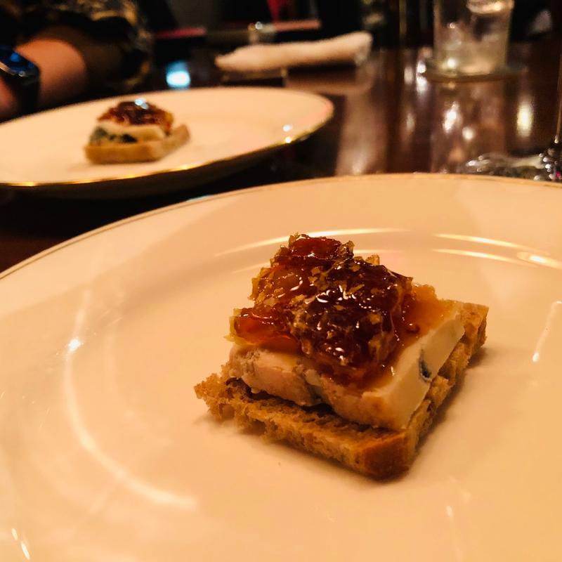 ゴルゴンゾーラと蜂蜜のひと口ケーキ(B・B13BAR （ビー・ビー サーティーン バー）)