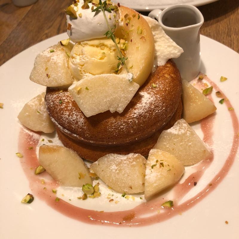 “岡山白桃”とフロマージュブランのパンケーキ はちみつバニラレモンソース(カフェ＆ブックス ビブリオテーク 東京・吉祥寺（café & books bibliothèque Tokyo Kichijoji）)