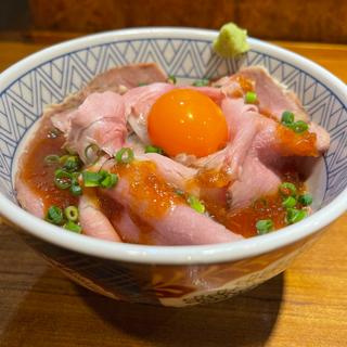 名古屋コーチンの卵黄を乗せた贅沢なチャーシュー丼(寿製麺 よしかわ 川越店)