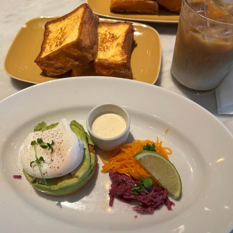 サーモンのタルタルとアボカドとポーチドエッグ　ディルソース(グリーンハウス by マーサーブランチ（GREEN HOUSE by MERCER BRUNCH）)