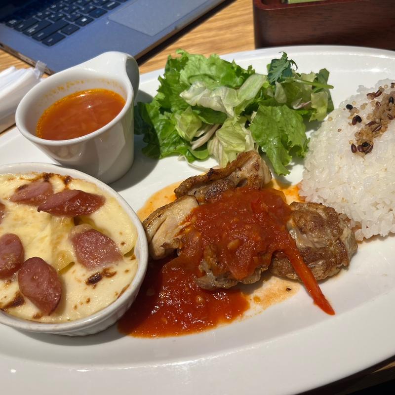 ごろごろチキン・野菜トマトソース＆ソーセージグラタン(むさしの森Ｄｉｎｅｒ ムスブ田町店)