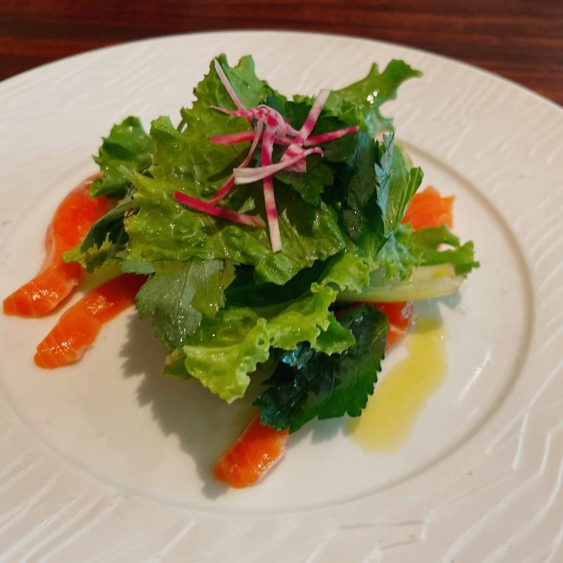 サーモンのカルパッチョサラダ(ランデヴー・デ・ザミ)