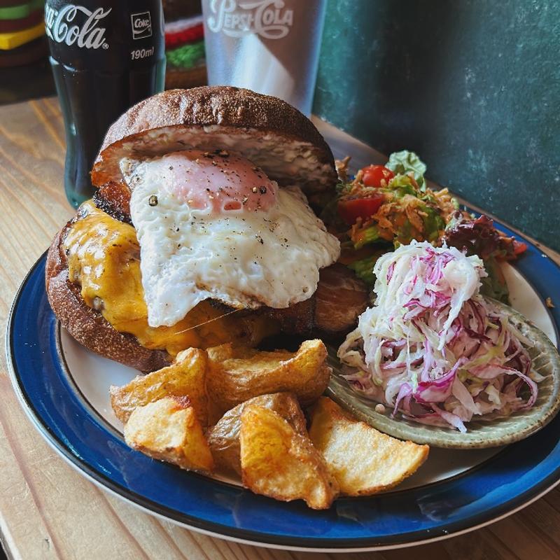 自家製ベーコンチーズバーガー(Dexter Diner)