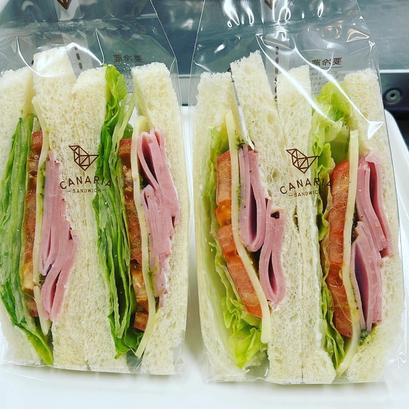 モッツァレラチーズとバジルハムサンド(カナリアサンドイッチ)