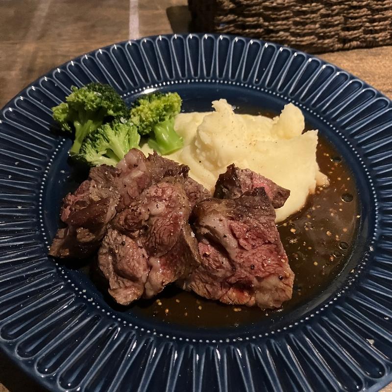 牛肩ロースステーキ(Beer cafe 麦と猫)