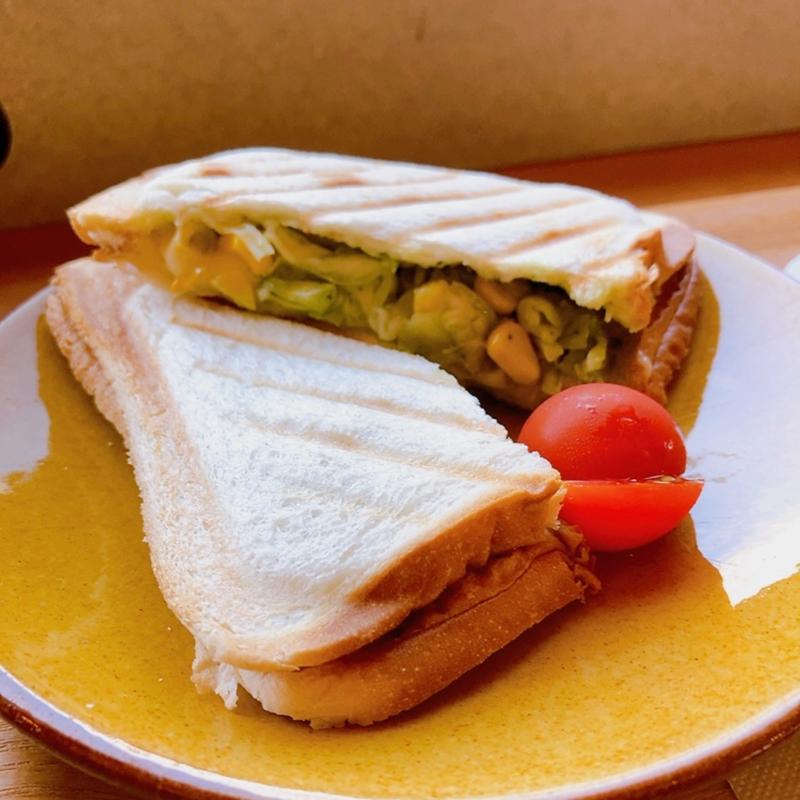 自家製バジルチキンのホットサンド(カフェ ラスター （CAFE LUSTER）)