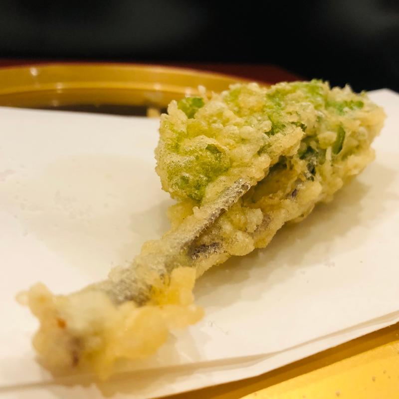 ボタンボウフウの天麩羅(天麩羅からり)