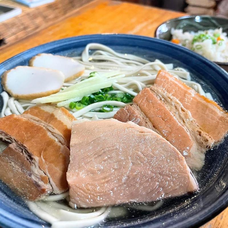 首里そば 中 じゅうしい(首里そば （しゅりそば）)