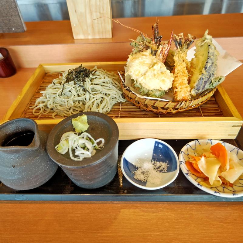 鱧と京野菜の天盛りと青じそそば(天丼はま田 横浜丸山台店)