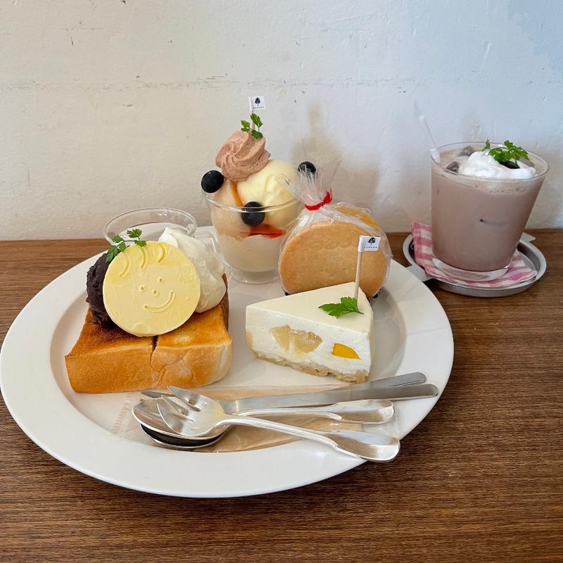 にこにこのあんバタートーストとさんかくのレアチーズとにこにこのジェラートサンドとちいさなもものパフェ(anzu to momo)