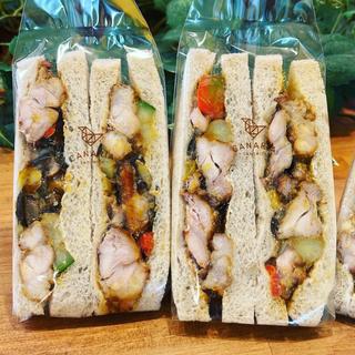 スパイシーチキンカレーサンド(カナリアサンドイッチ曳舟店)