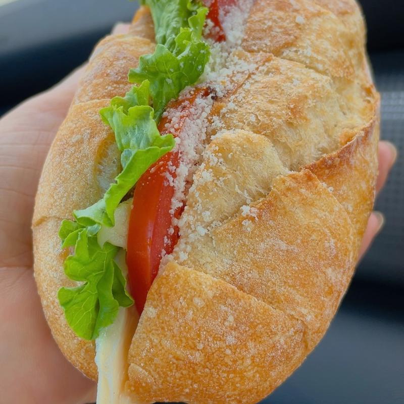 チキンとトマトのサンド(エール（Ailes）)