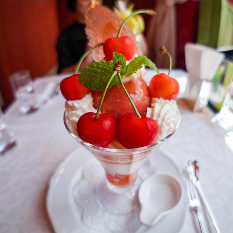 さくらんぼのパフェ(資生堂パーラー 銀座本店)