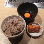十八穀米＋キムチ＋サーロイン用の卵つけタレ(横浜焼肉Kintan)