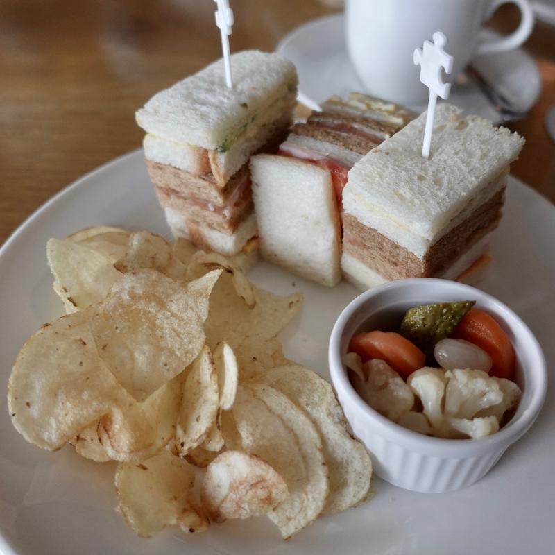 クラブハウスサンドウィッチ(ラウンジ＆バー「マリンブルー」)